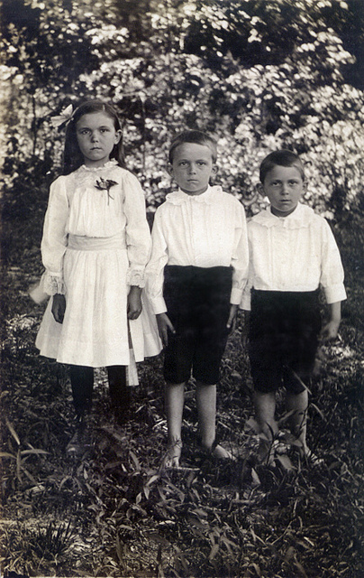 Photo of Zula, Jewel and Esmond Hennesy as children