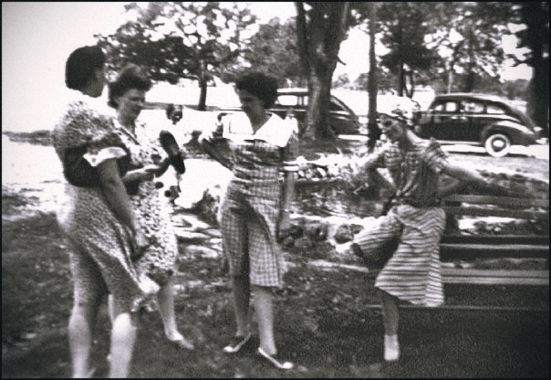 Dorothy Noyes McKenney and Pansy Noyes Bryant in Park