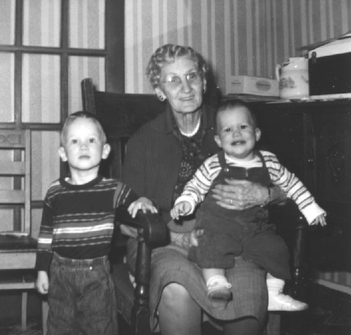 Elizabeth Bettie Brewer Noyes with Grandchildren
